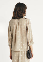 Load image into Gallery viewer, Vilaflor Blouse in Pecan
