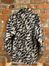 Load image into Gallery viewer, Harveli Coat in Black/Beige
