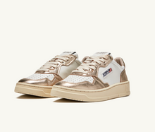 Load image into Gallery viewer, Medalist Low Top Trainers in Leat/Leat Wht/Platinum
