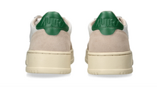 Load image into Gallery viewer, Medalist Low Top Trainers in Leat/Suede Wht/Amaz
