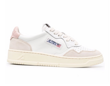 Load image into Gallery viewer, Medalist Low Top Trainers in Leat/Suede Wht/Pow
