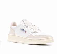 Load image into Gallery viewer, Medalist Low Top Trainers in Leat/Suede Wht/Pow
