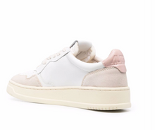 Load image into Gallery viewer, Medalist Low Top Trainers in Leat/Suede Wht/Pow
