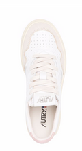 Load image into Gallery viewer, Medalist Low Top Trainers in Leat/Suede Wht/Pow
