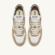 Load image into Gallery viewer, Medalist Low Top Trainers in Leat/Leat Wht/Platinum
