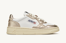 Load image into Gallery viewer, Medalist Low Top Trainers in Leat/Leat Wht/Platinum
