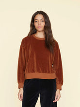 Load image into Gallery viewer, Huxley Sweatshirt in Brown Sugar
